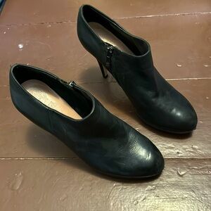 Vince Camuto black leather heels